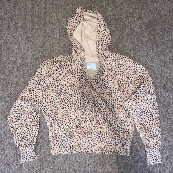 Abercrombie & Fitch Tops - Abercrombie & Fitch Soft AF cropped cheetah print sweatshirt Size M Oversize